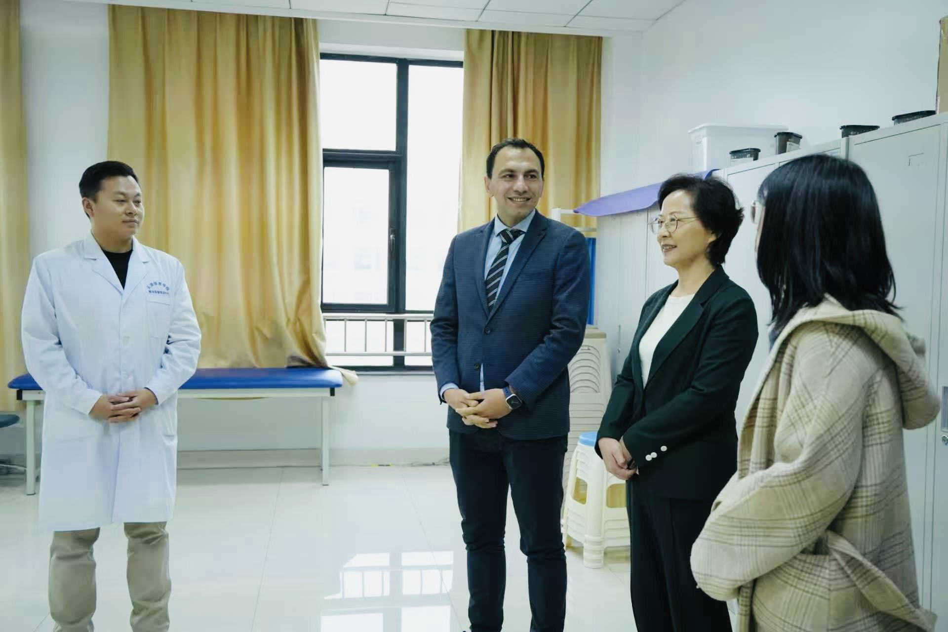 赵霞对侯赛因·古穆斯教授的到访表示热