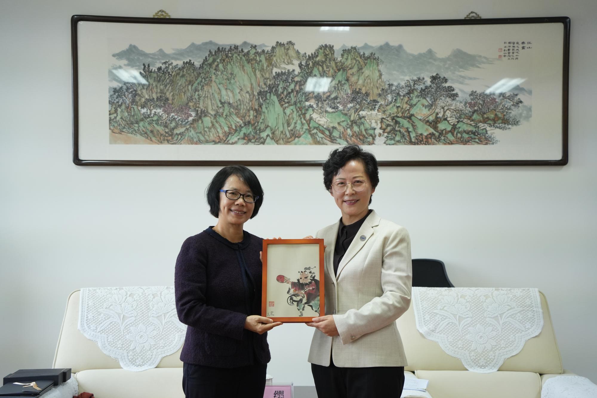 赵霞对曾缨教授的到访表示热烈欢迎