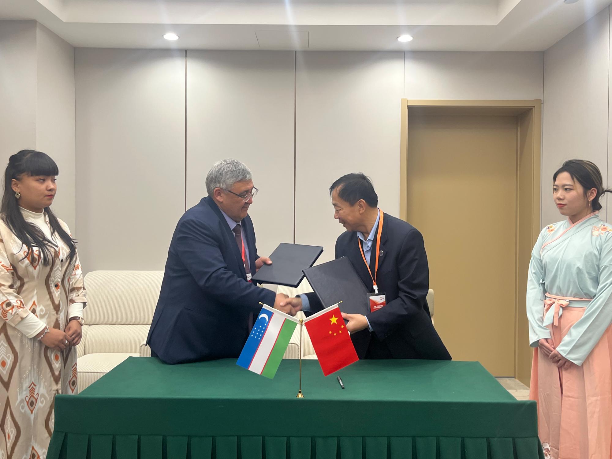 张卫国向乌兹别克斯坦布哈拉州立ag足